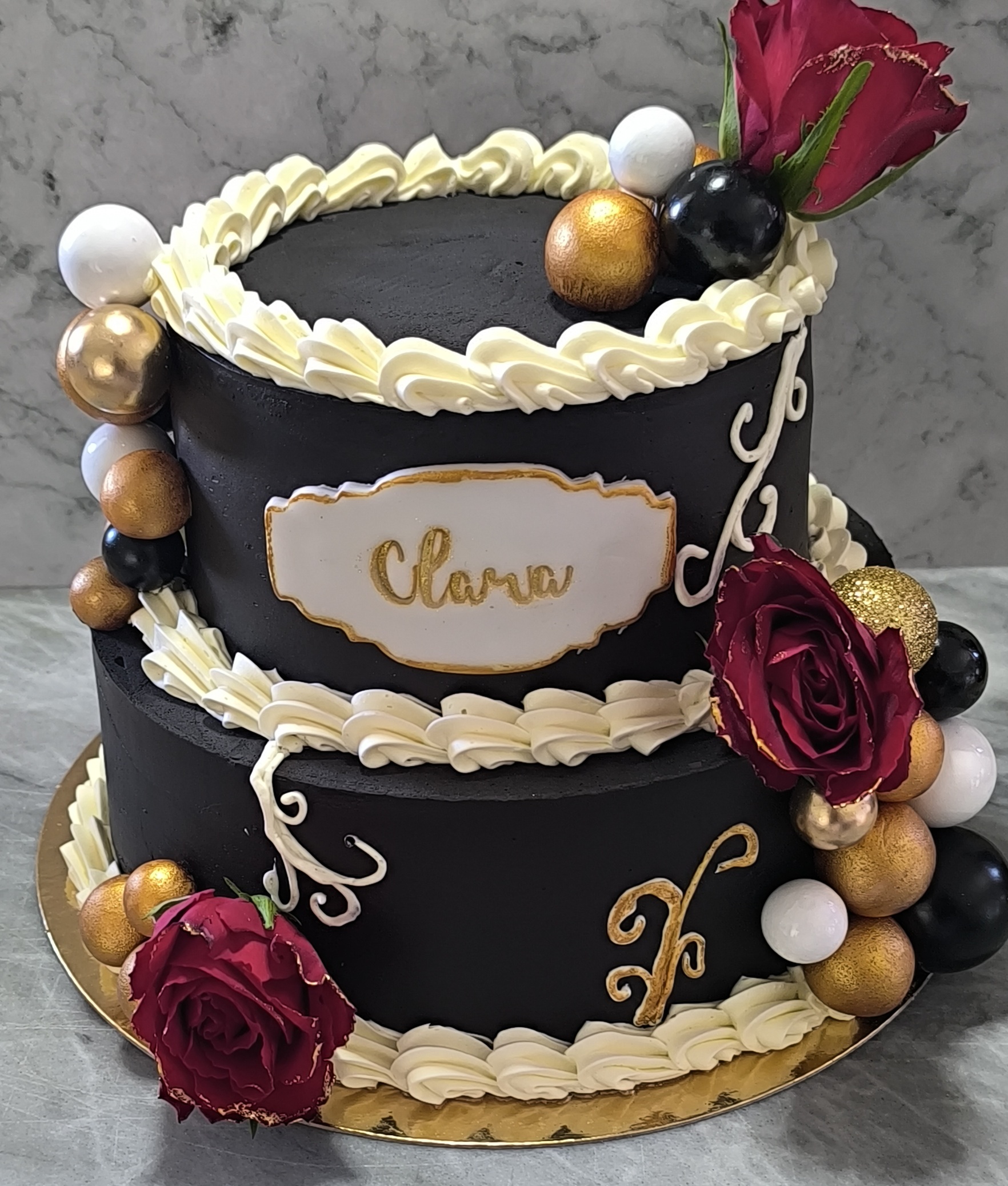 Gâteau à étage doré et noir